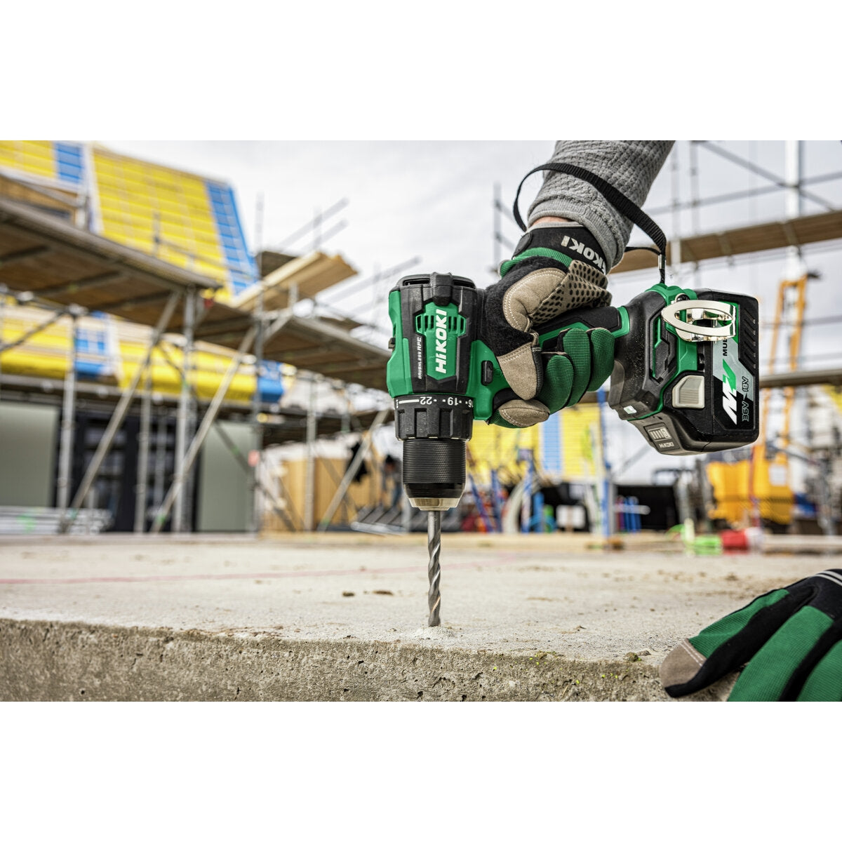 Trapano a percussione DV18DEW2Z +2 batterie Multivolt 18V + Caricabatterie