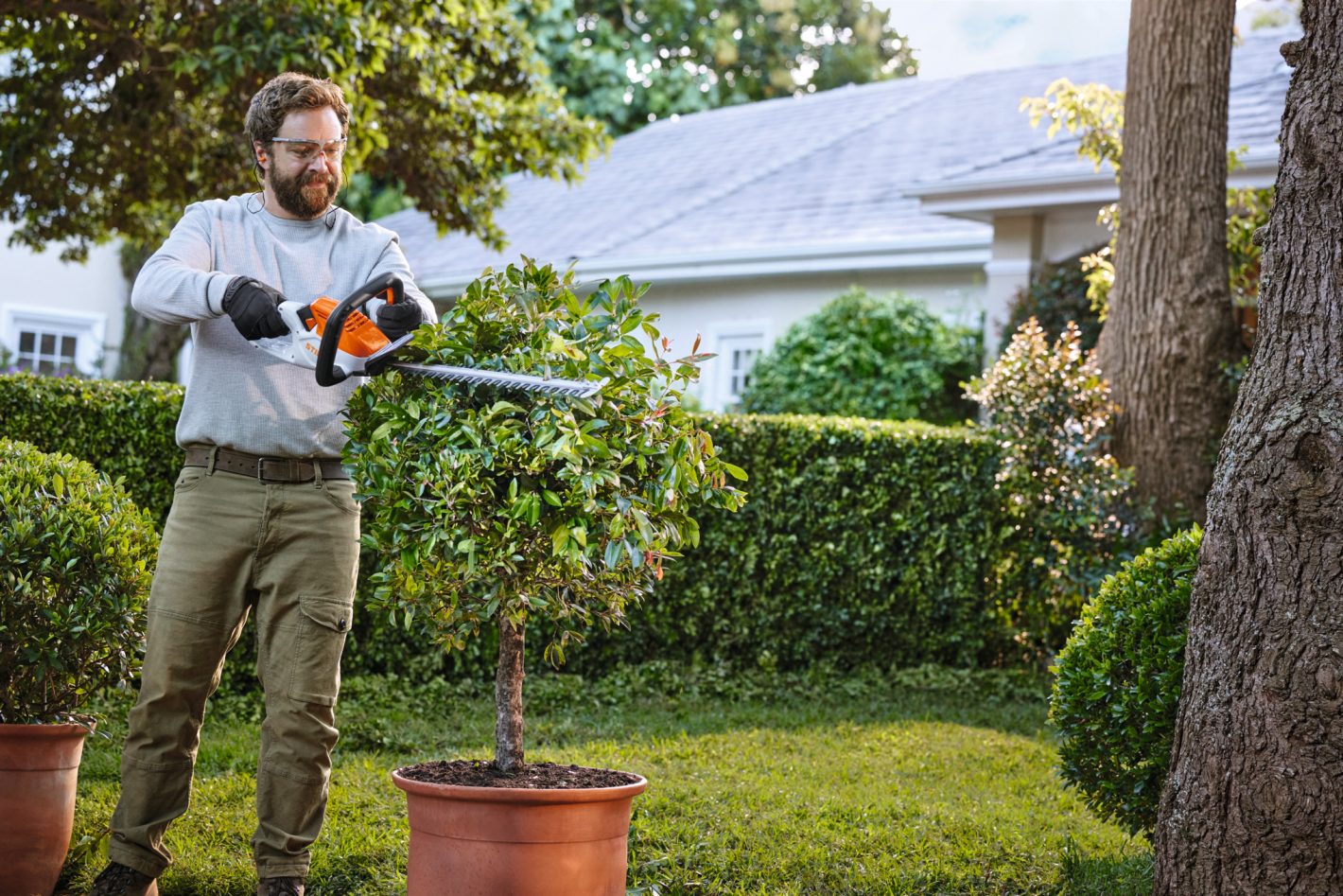 STIHL tosasiepi HSA 40 + 2 batterie AS 2 + caricatore AL 1